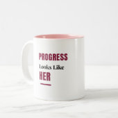 Progress Looks Like Her ピンクマグカップ - 女性へのギフト ツートーンマグカップ (正面左)