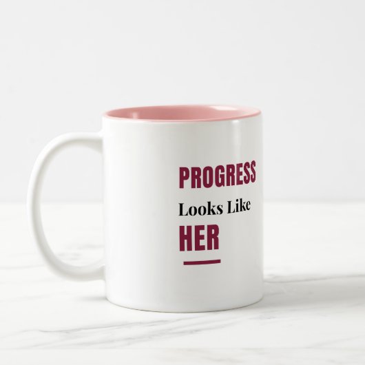 Progress Looks Like Her ピンクマグカップ - 女性へのギフト ツートーンマグカップ (左)