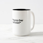 Progress over Complements Mug – 日々の成長を思い出させる ツートーンマグカップ (正面右)