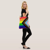 Progress Pride 2022 ユニセックス トートバッグ (モデル)