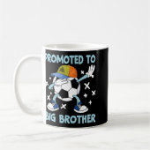 Promoted To Big Brother Soccer Design コーヒーマグカップ (左)