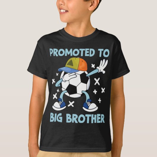 Promoted To Big Brother Soccer Design Tシャツ (正面)