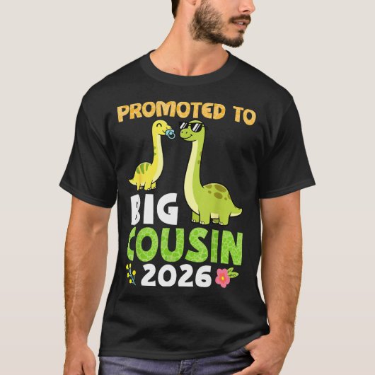 Promoted To Big Cousin 2026 Cute Dinosaur Family T Tシャツ (正面)