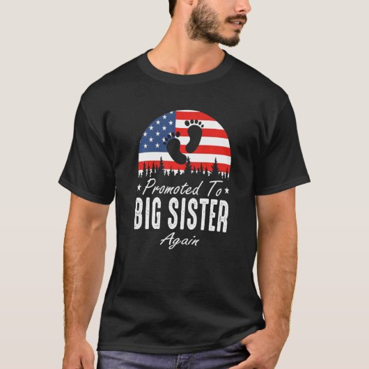 Promoted To Big Sister Again 2024 US Flag Father's Tシャツ (正面)