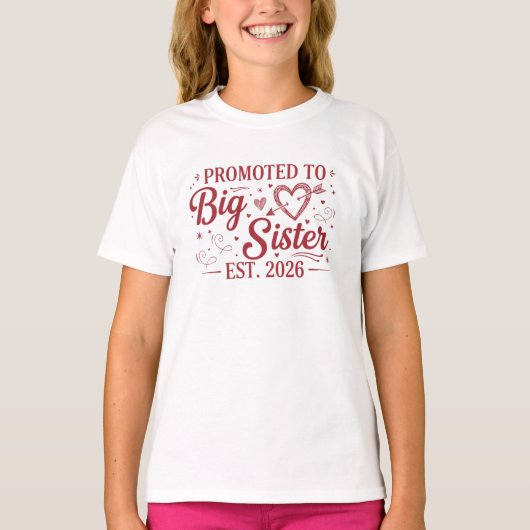 Promoted to Big Sister Est 2026 Pink Heart T-Shirt Tシャツ (正面)