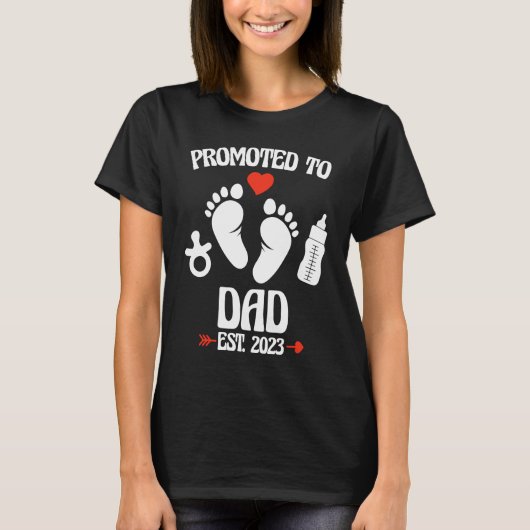 Promoted To Dad 2023 First Time New Father Pregnan Tシャツ (正面)