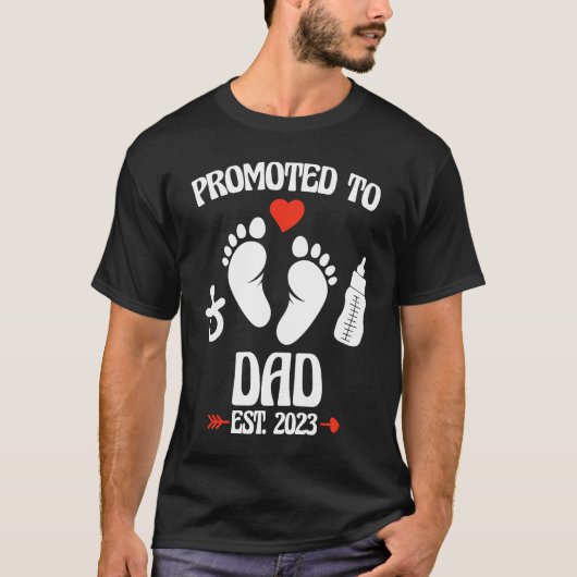 Promoted To Dad 2023 First Time New Father Pregnan Tシャツ (正面)