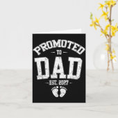 Promoted To Dad Est 2027 New Mom Daddy Fathers Day カード (黄色い花)