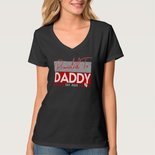 Promoted to Daddy 2023 Baby Humor New Dad First Ti Tシャツ (正面)
