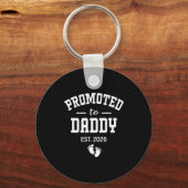 Promoted To Daddy 2026 First Time Dad Men  キーホルダー (正面)