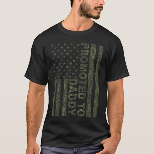 Promoted To Daddy American Flag Camo  Fathers Day Tシャツ (正面)