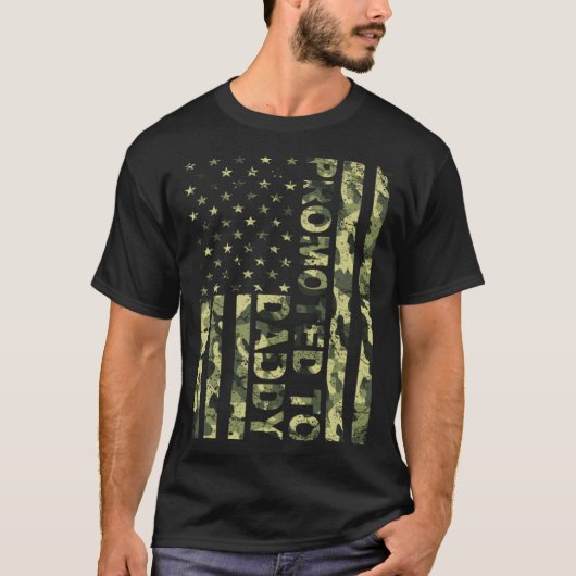 Promoted To Daddy American Flag Camo Fathers Day Tシャツ (正面)