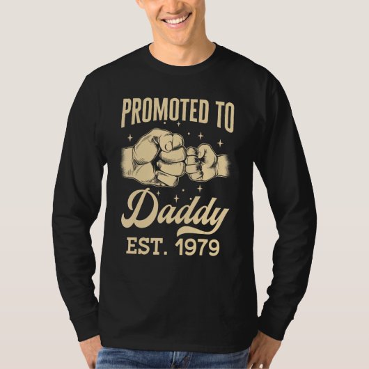 Promoted To Daddy Est 1979 First Time Dad Father s Tシャツ (正面)