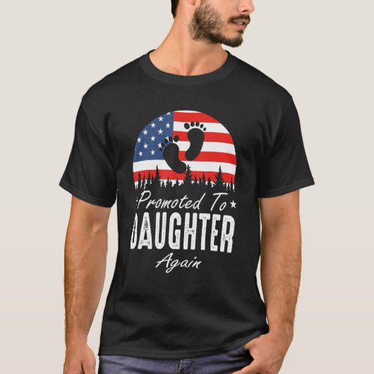 Promoted To Daughter Again 2024 US Flag Father's D Tシャツ (正面)