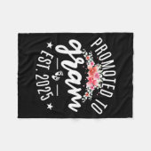Promoted To Gram 2025 Flower First Time New Grandm フリースブランケット (正面(横))