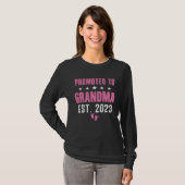 Promoted To Grandma 2023 First Time New Grandma 20 Tシャツ (正面フル)