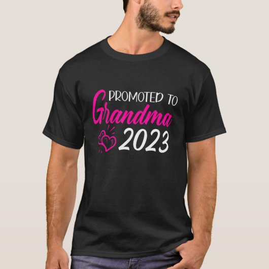 Promoted to Grandma 2023 New Baby Announcement Rev Tシャツ (正面)