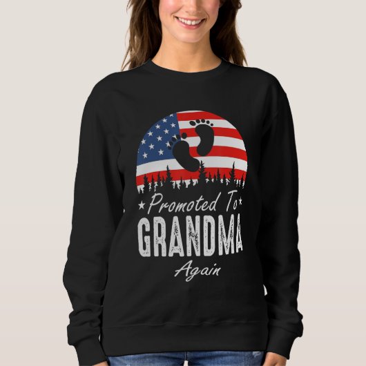 Promoted To Grandma Again 2024 US Flag Father's Da スウェットシャツ (正面)
