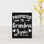 Promoted To Grandma Again 2026 Cute Family Pregnan カード (黄色い花)