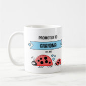 Promoted to grandma ladybugs blue コーヒーマグカップ (左)