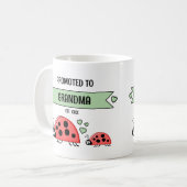 Promoted to grandma ladybugs green コーヒーマグカップ (正面左)