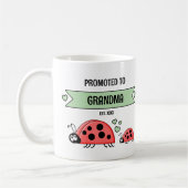 Promoted to grandma ladybugs green コーヒーマグカップ (左)