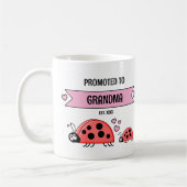 Promoted to grandma ladybugs pink コーヒーマグカップ (左)