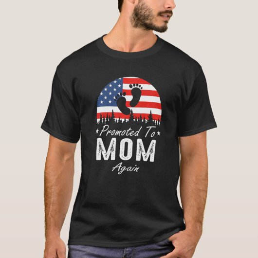 Promoted To Mom Again 2024 US Flag Father's Day Pr Tシャツ (正面)