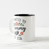 Promoted to Mommy 2026 Funny First Time Pregnancy ツートーンマグカップ (正面左)