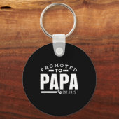 Promoted To Papa 2025 New 1st First Time Papa Dad  キーホルダー (正面)