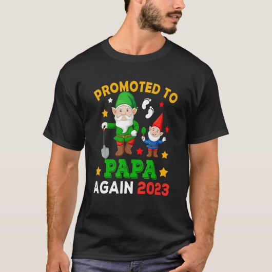 Promoted To Papa Again 2023 Two Funny Gnomes Pregn Tシャツ (正面)