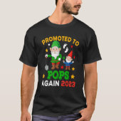 Promoted To Pops Again 2023 Two Funny Gnomes Pregn Tシャツ (正面)