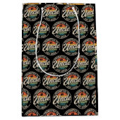 Promoted To Uncle Est 2026 Pregnancy Announcement  ミディアムペーパーバッグ (正面)