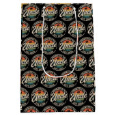 Promoted To Uncle Est 2026 Pregnancy Announcement  ミディアムペーパーバッグ (裏面)