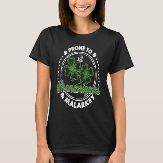 Prone To Shenanigans And Malarkey Shamrock St Patr Tシャツ (正面)