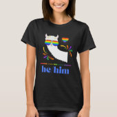 Pronouns He Him Gay Pride Rainbow Groovy Lllama Re Tシャツ (正面)
