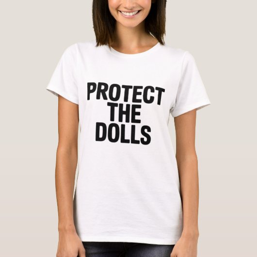 Protect The Dolls – Funny & Mysterious Graphic Des Tシャツ (正面)