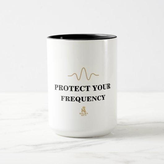 PROTECT YOUR FREQUENCY – シンプル ゴールド波動 エネルギー マグカップ (中央)