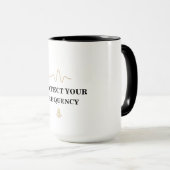 PROTECT YOUR FREQUENCY – シンプル ゴールド波動 エネルギー マグカップ (正面右)