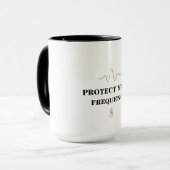 PROTECT YOUR FREQUENCY – シンプル ゴールド波動 エネルギー マグカップ (正面左)