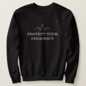 PROTECT YOUR FREQUENCY – Minimal Gold Wave Energy スウェットシャツ (デザイン正面)