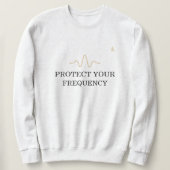 PROTECT YOUR FREQUENCY – Minimal Gold Wave Energy スウェットシャツ (デザイン正面)