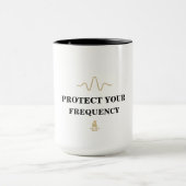 PROTECT YOUR FREQUENCY – Minimal Gold Wave Energy マグカップ (中央)