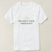 PROTECT YOUR FREQUENCY – Minimal Gold Wave Energy Tシャツ (デザイン正面)