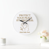 Protect Your Peace — マインドフルネスな自己ケアの引用 ラージ壁時計 (ホーム)