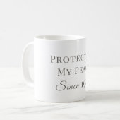 Protecting My Peace Since [Year] – パーソナライズド コーヒーマグカップ (正面左)