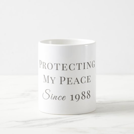 Protecting My Peace Since [Year] – パーソナライズド コーヒーマグカップ (中央)
