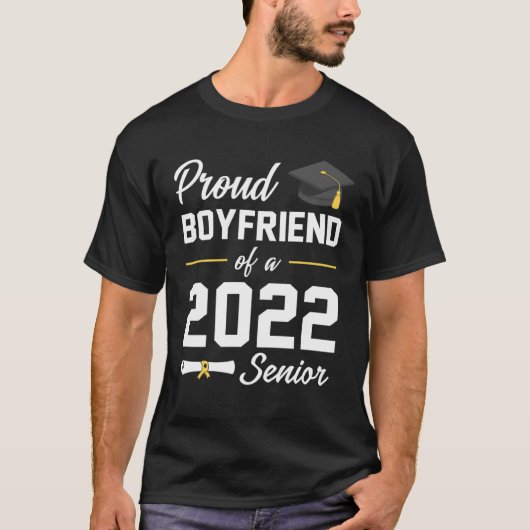 Proud Boyfriend of a 2022 Senior School Graduation Tシャツ (正面)