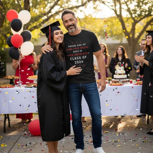 Proud Dad of Her Grad Era Class of 2026 Tシャツ