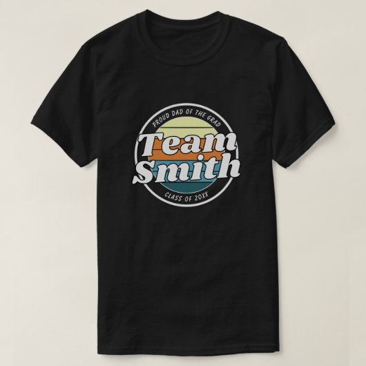 Proud Dad Retro Team 姓 クラス20XX年卒 Tシャツ (デザイン正面)